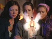 Prue (Shannen Doherty), Piper (Holly Marie Combs) und Phoebe (Alyssa Milano) trauen ihren Augen nicht.