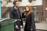 Bei den Ermittlungen in einem neuen Mordfall stößt Laura (Debra Messing, r.) auf Tony (Neal Bledsoe, l.), der nicht nur ein Verdächtiger ist, sondern auch zu einem ernsthaften Schwarm von ihr wird ...