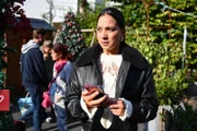 Charlotte "Charlie" (Shaolyn Fernandez) wird vor Augen geführt, was sie alles aufgeben würde.