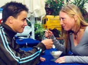 MDR Fernsehen IN ALLER FREUNDSCHAFT FOLGE 161. Lukas Globisch (Jan Draeger) hat sich in die amerikanische Ausstauschschülerin Sandy McIntire (Fleur Regina Poad) verliebt.