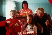 Jonas (Martin Andersson), Mama (Beatrice Järas), Mia (Linn Gloppestad) und Papa (Claes Malmberg) geben Lotta ein Geburtagsständchen.