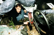 Kommissar Brandtner (Gedeon Burkhard) nimmt das Autowrack etwas genauer unter die Lupe. Er entdeckt ein Mobiltelefon. Hat die Verunglückte kurz vor ihrem Unfall ein Gespräch geführt?
