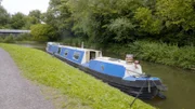 Narrowboat. Simon und sein Team sind in Bradford-on-Avon, um der alleinerziehenden Mutter Fiona dabei zu helfen, ihr 110 Jahre altes Narrowboat in ein Kurzzeitvermietungsgeschäft zu verwandeln.