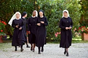 Die Zukunft des Klosters steht auf dem Spiel: Gloria/Novizin Sina (Romina Küper), Schwester Felicitas (Karin Gregorek), Novizin Lela (Denis M'Baye), Schwester Agnes (Emanuela von Frankenberg), Schwester Claudia (Mareike Lindenmeyer).