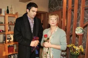 Helga (Ulrike Mai) ist irritiert, als David (Mathis Künzler) mit einer roten Rose auftaucht, um Lisa zu besuchen.