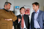 Bürgermeister Schretzmayer (Jürgen Tonkel, M.) war nicht gut auf das Opfer zu sprechen, was ihn für die Kommissare Hansen (Igor Jeftic, r.) und Stadler (Dieter Fischer, l.) verdächtig macht.