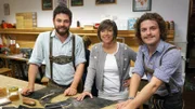 Annette Krause in der Lederhosenwerkstatt mit Engelbert und Michael Aigner in Berchtesgaden.
