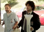 Dem FBI wird ein Videoband zugespielt, auf dem ein unbekannter Kameramann im Haus des Schauspielers und Shooting-Stars Brett Chandler eine Leiche in der Badewanne findet. Charlie (David Krumholtz, r.) und Larry (Peter MacNicol, l.) suchen nach Hinweisen ...