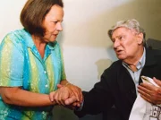 Nach der Entlassung von Theo Köckritz (Günther Pfitzmann) aus der Sachsenklinik findet seine Nachbarin Lisa Schubert (Gudrun Ritter) ihn mit Verdacht auf Herzinfarkt im Treppenhaus. Seine Wieder-Einweisung sorgt für heftige Turbulenzen in der Sachsenklinik.