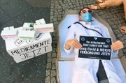 Long-Covid-Patienten demonstrieren vor dem Bundesministerium für Gesundheit für bessere Therapieforschung und Versorgung.