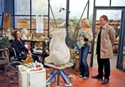 ARD ROTE ROSEN FOLGE 1062. Katja (Saskia Valencia, M.) bereitet es Unbehagen, dass Philipps (Thorsten Nindel, r.) Frau Henriette (Susanne Steidle, l.) zu ihr Nähe aufbauen will.