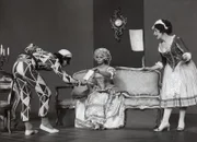 Eine Commedia dell'arte-Szene. Von links: Arlecchino, Rosaura und die Kammerzofe Colombina.