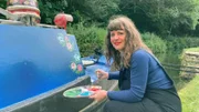 Fiona. Simon und sein Team sind in Bradford-on-Avon, um der alleinerziehenden Mutter Fiona dabei zu helfen, ihr 110 Jahre altes Narrowboat in ein Kurzzeitvermietungsgeschäft zu verwandeln.