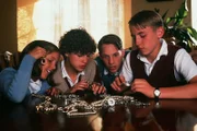 Die Freunde im Besitz der gestohlenen Juwelen (v.li.n.re.: Anne (Laura Petela), George (Jemima Rooper), Julian (Marco Williamson), Dick (Paul Child).