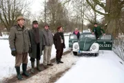 Die Büttenwarder (v.li.n.re.) Adsche (Peter Heinrich Brix), Brakelmann (Jan Fedder), Shorty (Axel Olsson) und Kuno (Sven Walser) machen sich Sorgen um ihren Bürgermeister (Günter Kütemeyer, 2ter v. re.), der von Dorfpolizist Peter (Uwe Rohde, re.) zurück zum Dorfkrug gebracht wird.
