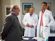 Gesundheitsdezernent Jürgen Strauber (Jaecki Schwarz, links) soll für weitere Untersuchungen in der Sachsenklinik bleiben. Nun glaubt er, angestachelt von seiner Assistentin Vera Bader, die Sachsenklinik wolle seine Teilnahme an einem wichtigen Termin am Nachmittag verhindern. Sowohl Prof. Simoni (Dieter Bellmann, Mitte) als auch Dr. Martin Stein (Bernhard Bettermann) versichern ihm, dass ihr Bemühen ausschließlich seiner Gesundheit gilt. Strauber glaubt den beiden Ärzten, will sich aber dennoch auf eigene Verantwortung entlassen, um den Termin wahrzunehmen. Er wird danach gleich zur Weiterbehandlung wieder in die Klinik kommen.