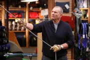 Jay (Ed O'Neill) sichert Cameron, der sich an der Kletterwand im Sportgeschäft versucht, mit einem Seil.