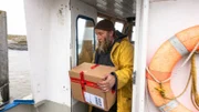 Postschiffer Johann Petersen bringt Weihnachtspakete auf die Hallig Gröde - aber nur bis Windstärke 6. Darüber wird es für sein kleines Boot zu stürmisch.