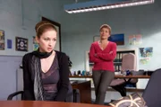 Iris Matuschek (Loretta Stern, l.) hatte angeblich ein entspanntes Verhältnis zu Tina. Dass sie ihr den Job bei den Dessouspartys weggenommen hat, interessiert sie angeblich nicht. Allerdings erfährt Katrin Börensen (Claudia Schmutzler, r.), dass Iris Matuschek bereits kurz nach Tinas Tod wieder Kontakt zu Anke Bischof suchte. Anscheinend war ihr der sichere Job bei den Partys der Frauen doch sehr wichtig. So wichtig, dass sie ihre Konkurrentin dafür aus dem Weg geräumt hat? Katrin Börensen ermittelt.