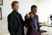 Der Plan ist gescheitert und trotzdem verlieren MacGyver (Lucas Till, l.) und sein Freund und Kollege Bozer (Justin Hires, r.) nie den Humor. Ob sie es trotzdem noch schaffen, die Terroristen aufzuhalten?