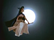 Phoebe (Alyssa Milano) stellt fest, wie nützlich es sein kann, dass Hexen auf einem Besen durch die Lüfte reiten können.