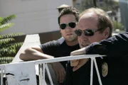 Gemeinsam versuchen Don Eppes (Rob Morrow, l.) und  Lt. Gary Walker (Will Patton, r.) einen Täter, der mehrere Bankschließfächer aufgebrochen hat, zu stellen ...
