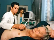 Der AiPler Philipp Brentano (Thomas Koch) kann beim Patienten Theo Köckritz (Günther Pfitzmann) keinerlei Befunde zu den vorgegebenen Symptomen finden. Schwester Arzu (Arzu Bazman) ist Zeuge.