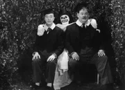 Kaum sind die beiden „Nachwuchs“-Studenten Stan (Stan Laurel, links) und Oliver (Oliver Hardy)