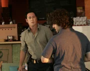 Gemeinsam untersuchen sie den Unfallort, um mögliche Spuren zu finden: Don (Rob Morrow, l.) und Charlie (David Krumholtz, r.) ...