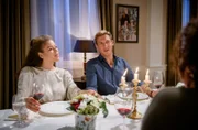 Vincent (Martin Walde, r. hinten mit Soluna-Delta Kokol, l. hinten & Dionne Wudu, r. vorne) fühlt sich im neuen Familiengefüge wohl.