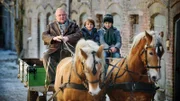 Horst Krause liest auf der winterlichen Landstraße ein Mädchen auf und bringt es zurück in das Kinderheim im Nachbarort. Damit setzt er eine Reihe von Ereignissen in Gang, die in der Adventszeit große und kleine Überraschungsgäste in den Landgasthof in Schönhorst spült. Paulas Sohn Timo freundet sich mit dem gleichaltrigen Samuel an. Doch dann taucht Samuels leibliche Mutter auf. - Horst (Horst Krause), Timo (Cai Cohrs) und Samuel (Phileas Heyblom) fahren mit der Kutsche in den Wald.