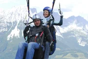 Andreas (Tessa Mittelstaedt) Begeisterung fürs Paragliden kann Martin (Hans Sigl) nur bedingt teilen.