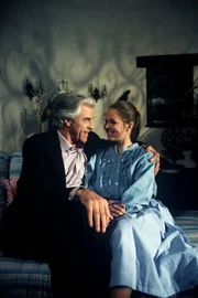 Angie (Angelika Reißner) ist sehr glücklich. Nach der Heirat von Frederic Gessner und Theres Rotenburg kann sie nun endlich wieder mit ihrem Vater (David Cameron) zusammen sein.