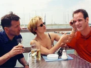 Achim (Johannes Steck, rechts) hat beim Radfahren das Gleichgewicht verloren und sich am Stein verletzt - eigentlich nicht zur Sorge von Katrin (Andrea Kathrin Loewig) und Roland (Thomas Rühmann).