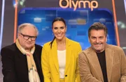 Moderatorin Esther Sedlaczek (M.) mit den Kandidaten des Teams "Herz & Seele": Heinz Rudolf Kunze (l.) und Thomas Anders (r.).
