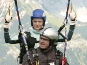 Langsam kann Martin (Hans Sigl) Andreas (Tessa Mittelstaedt) Begeisterung für das leise Gleiten über den Bergen verstehen.