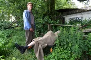 Adsche (Peter Heinrich Brix) hat die Leiche im Gebüsch versteckt.