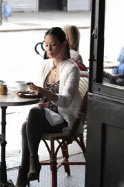 Während Sherlock Holmes in einem neuen Fall ermittelt, wirft sich Watson (Lucy Liu) zurück in den Dating-Pool ...