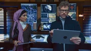 Special Agent Fatima Namazi (Medalion Rahimi, l.) und Eric Beale (Barrett Foa, r.)