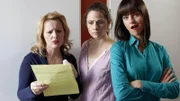 Etappensieg für die Sekretärinnen (v.l.) Melanie (Nina Vorbrodt), Katja (Ellenie Salvo Gonzalez) und Nicole (Susan Hoecke): Berger hat den Antrag für die neue Produktionshalle tatsächlich mit falschen Zahlen verschickt...