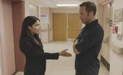 Emma Warren (Nazneen Contractor, l.); Steve McGarrett (Alex O'Loughlin, r.)