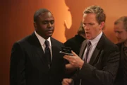 Barney (Neil Patrick Harris, l.) bekommt von Besuch von seinem Bruder James (Wayne Brady, r.) Da seine Freunde Winterschlaf halten, freut er sich um so mehr mit ihm um die Häuser ziehen zu können ...