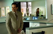 Die Arbeit als Bürogehilfe liegt dem schrulligen Ermittler (Tony Shalhoub) erstaunlicherweise sehr gut. Auch von seinen neuen Kollegen wird er sofort akzeptiert ...