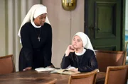 Novizin Lela (Denise M'Baye, l.) ahnt, dass mit Gloria/Novizin Sina (Romina Küper, r.) irgendetwas nicht stimmt.