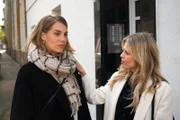Stella (Bettine Langehein) hadert mit dem Gedanken Paco freizugeben. Rechts Patrizia (Miriam Lahnstein)