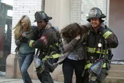 Wenn sie ausrücken, geht es um Leben und Tod: Rick Newhouse (Edwin Hodge, l.) und Kelly Severide (Taylor Kinney, r.).