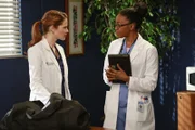 "Grey's Anatomy", "Die nackte Wahrheit." Meredith hat ihre genetische Veranlagung untersuchen lassen und erfährt von Bailey, dass sie ein erhöhtes Risiko hat, an Alzheimer zu erkranken. Gemeinsam mit Derek will sie Schritte einleiten, die die Zukunft ihrer Kinder absichern sollen. Währenddessen besuchen zwei syrische Ärzte das Krankenhaus, um ihre chirurgischen Kenntnisse aufzubessern. Außerdem häufen sich postoperative Infektionsfälle, deren Ursachen Dr. Webber auf die Spur geht. Im Bild (v.li.): Sarah Drew (Dr. April Kepner), Jerrika Hinton (Dr. Stephanie Edwards).