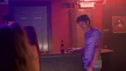 Bundy stalkt Frauen in einer Bar.
