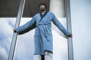 Krebspatient Malcolm (Gabin Kongolo) will sich in den Tod stürzen.