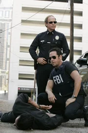 Haben Don Eppes (Rob Morrow, r.) und Lt. Gary Walker (Will Patton, M.) den richtigen Täter gefasst?